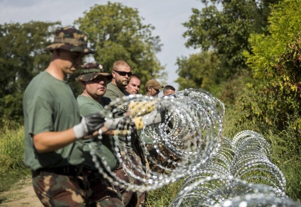 Állítják fel a honvédok a magyar–horvát határon a gyorstelepítésű drótakadályt (MTI)