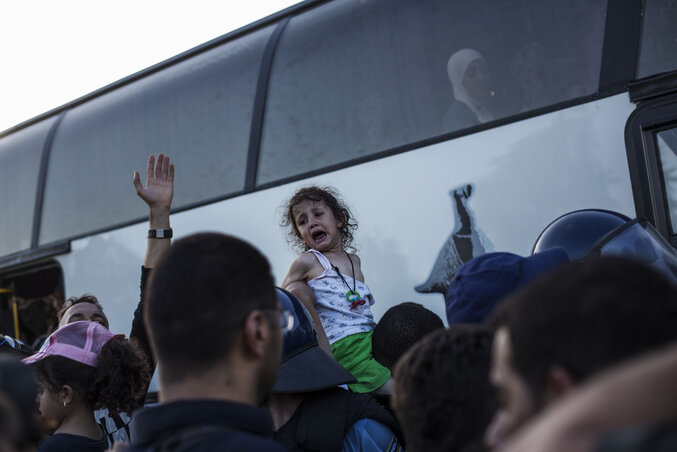 Bevándorlók szállnak fel a buszra Tovarnik közelében