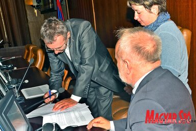 Szabó elégedetten nyugtázta, hogy egyre több hölgy szerepel a pályázók között. A képen  Lajkó Kornélia hódegyházi termelő írja alá a hitelszerződést (Fotó: Dávid Csilla)