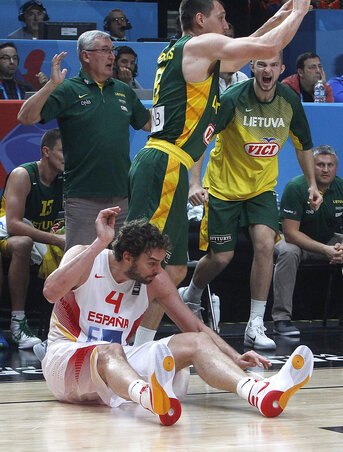 Az Eb legjobbja, Pau Gasol itt a földön csücsült, de a végén a fellegekben járt (fotó: Beta/AP) Az Eb legjobbja, Pau Gasol itt a földön csücsült, de a végén a fellegekben járt (fotó: Beta/AP)