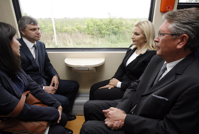 Zorana Mihajlović építésügyi, közlekedési és infrastrukturális miniszter az orosz tisztségviselőkkel ült vonatra a felújított szakaszon (Beta)