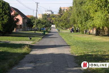 Még csak egy szakasz van hátra a Liszt Ferenc utca aszfaltjának teljes felújításához (fotó: Benedek Miklós)