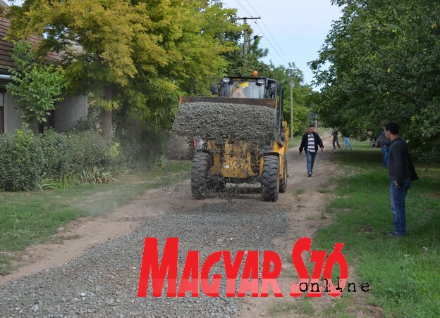 A Kendergyár utcában 500 métert töltenek fel zúzott kővel (fotó: Lakatos János) A Kendergyár utcában 500 métert töltenek fel zúzott kővel (fotó: Lakatos János)