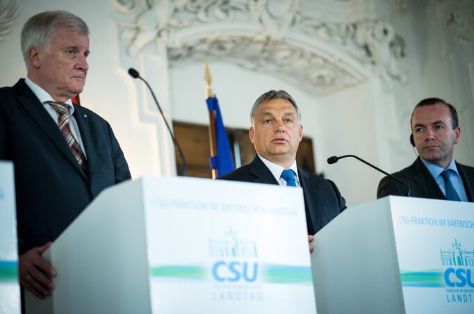 Horst Seehofer bajor kormányfő, Orbán Viktor és Manfred Weber, az Európai Néppárt frakcióvezetője a Bad Staffelsteinban tartott tanácskozást követő sajtótájékoztatón (Fotó: MS/MTI)