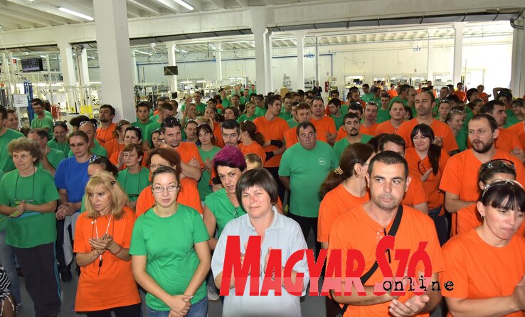 A gyár dolgozói az ünnepségen (Gergely Árpád felvétele)