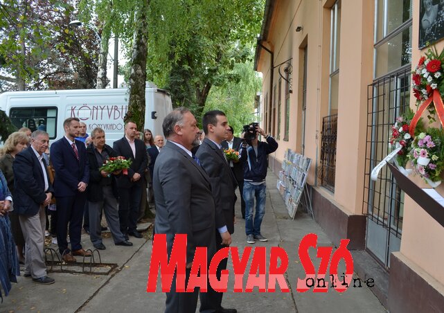 Mohácsi Zoltán és Hallgató Imre megkoszorúzzák a Csépe Imre-emléktáblát (Lakatos János felvétele) Mohácsi Zoltán és Hallgató Imre megkoszorúzzák a Csépe Imre-emléktáblát (Lakatos János felvétele)