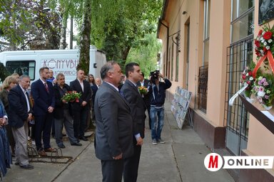 Mohácsi Zoltán és Hallgató Imre megkoszorúzzák a Csépe Imre-emléktáblát (Lakatos János felvétele)