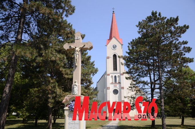 A szilágyi hívők segítségével tartják rendben a templomot (Fotó: Molnár Edvárd) A szilágyi hívők segítségével tartják rendben a templomot (Fotó: Molnár Edvárd)