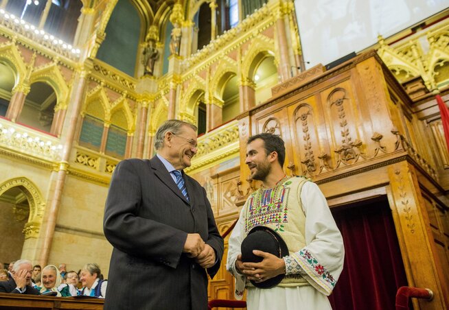Lezsák Sándor és Vaszi Levente kosteleki hagyományőrző beszélget az emlékülés előtt az Országházban (Fotó: MTI)