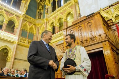 Lezsák Sándor és Vaszi Levente kosteleki hagyományőrző beszélget az emlékülés előtt az Országházban (Fotó: MTI)