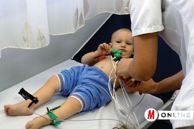 Az első gyermek, aki kipróbálhatta az új EKG-t (Fotó: Kozma Rita)