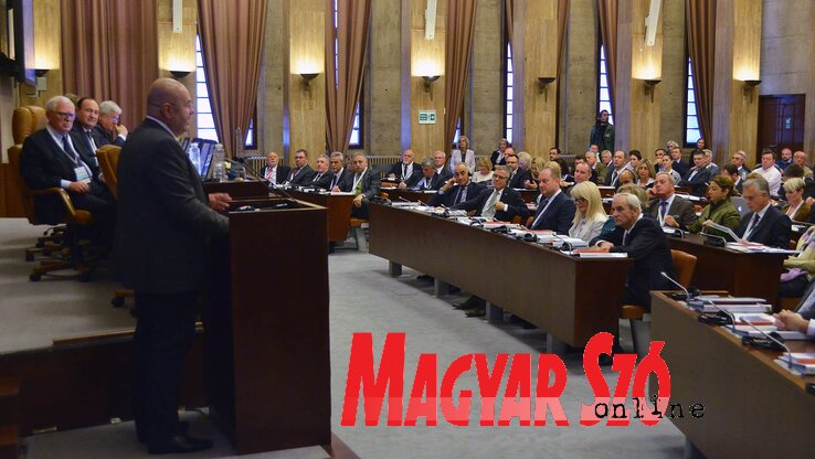 Pásztor István köszönti az energetikai fórum résztvevőit (Fotó: Pásztor István)