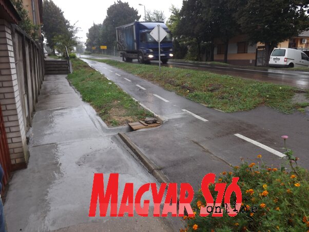 Betonozási munkálatok zajlottak a Petőfi brigád utcában is (Szabó Anikó felvétele) Betonozási munkálatok zajlottak a Petőfi brigád utcában is (Szabó Anikó felvétele)