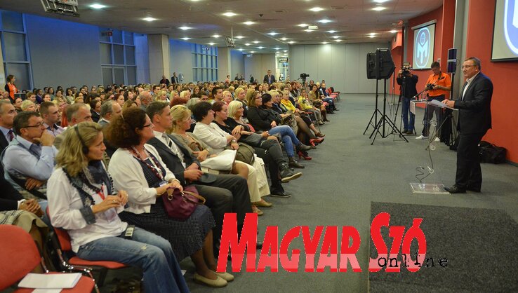 Nyilas Mihály üdvözli a Mensa nemzetközi értekezletének résztvevőit a Master Központban (Fotó: Ótos András)