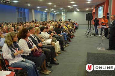 Nyilas Mihály üdvözli a Mensa nemzetközi értekezletének résztvevőit a Master Központban (Fotó: Ótos András)