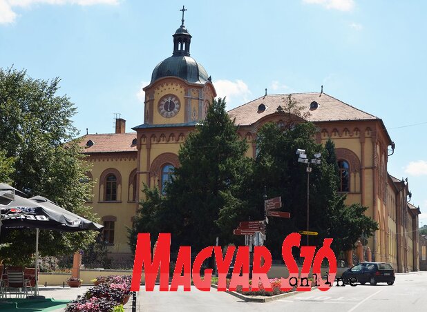 A Karlócai Gimnázium, amelynek díszkönyvtárában túlnyomórészt magyar és német nyelvű könyvek találhatóak (Fotó: Ótos András) A Karlócai Gimnázium, amelynek díszkönyvtárában túlnyomórészt magyar és német nyelvű könyvek találhatóak (Fotó: Ótos András)