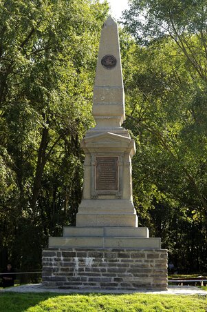 A hiányzó talapzat és táblák másolatainak elkészítését Matl Péter végezte el (MTI)