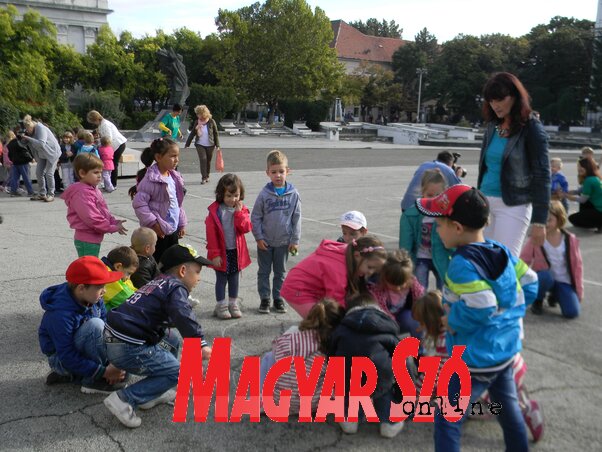 Színes gyermekrajzok lepték el a város központját (Fotó: Fehér Rózsa)