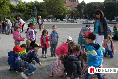 Színes gyermekrajzok lepték el a város központját (Fotó: Fehér Rózsa)