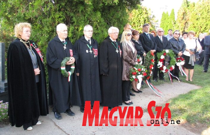 A lovagrend tagjai és a koszorúzók (Fotó: Fekete J. József) A lovagrend tagjai és a koszorúzók (Fotó: Fekete J. József)