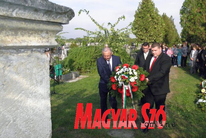 Magyarország képviseletében Petykó Csaba, dr. Pintér Attila és Szász Krisztián koszorúzott Adán (Fotó: Csincsik Zsolt) Magyarország képviseletében Petykó Csaba, dr. Pintér Attila és Szász Krisztián koszorúzott Adán (Fotó: Csincsik Zsolt)