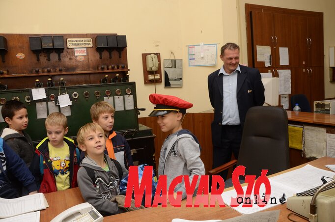 A vonatok mellett a vasutasok sapkája is nagy sikert aratott (Fotó: Molnár Edvárd) A vonatok mellett a vasutasok sapkája is nagy sikert aratott (Fotó: Molnár Edvárd)