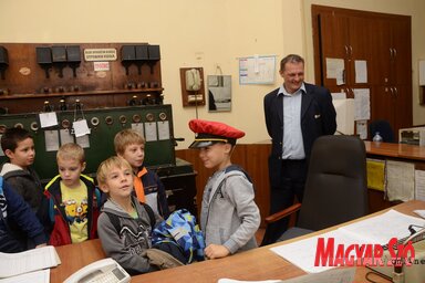 A vonatok mellett a vasutasok sapkája is nagy sikert aratott (Fotó: Molnár Edvárd)