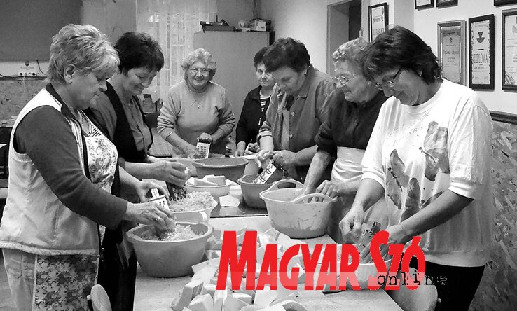 Hagyományos módon reszelik a tökös görhe és -rétes alapanyagát a szorgos kezű asszonyok (Góbor Béla felvétele) Hagyományos módon reszelik a tökös görhe és -rétes alapanyagát a szorgos kezű asszonyok (Góbor Béla felvétele)