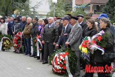 Megemlékezés az emlékfalnál (Fotó: Fehér Rózsa)