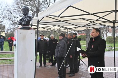 A bácskossuthfalvi Kossuth-szobornál Fremond Árpád tartott ünnepi beszédet (Ótos András felvétele)