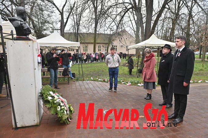A VMSZ koszorúját Kovács Elvira, Pásztor István és Pásztor Bálint helyezte el (Ótos András felvétele) A VMSZ koszorúját Kovács Elvira, Pásztor István és Pásztor Bálint helyezte el (Ótos András felvétele)
