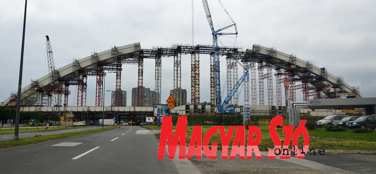 Sztrájkba léptek a Mostogradnja dolgozói, ezért ismét leállt a Žeželj híd helyén épülő új híd építése. A kivitelezők és a befektetők ezúttal is egymásra mutogatnak... (Ótos András felvétele) Sztrájkba léptek a Mostogradnja dolgozói, ezért ismét leállt a Žeželj híd helyén épülő új híd építése. A kivitelezők és a befektetők ezúttal is egymásra mutogatnak... (Ótos András felvétele)