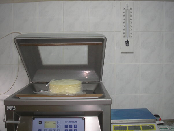 Vákuumozzák a sajtokat (Fotó: Laták István)