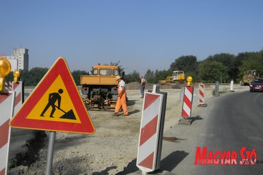 Már nemcsak a körforgalom építése, hanem a csatornahídon végzett munkálatok is lassítják a forgalmat (Fotó: Fehér Rózsa)