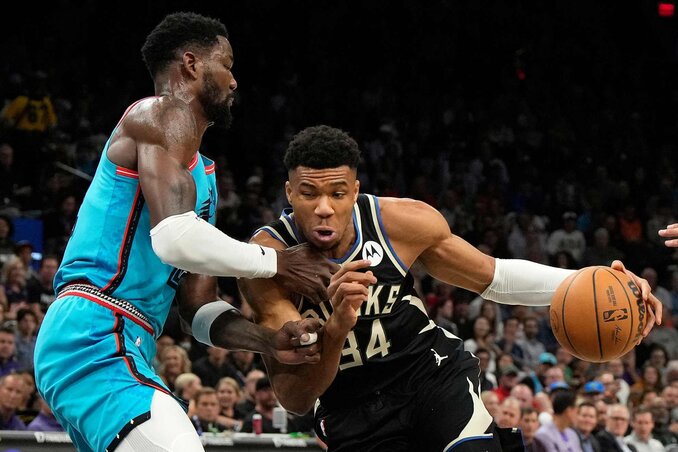 A phoenixi center Deandre Ayton próbálja megfékezni Giannist (Fotó: Beta/AP) A phoenixi center Deandre Ayton próbálja megfékezni Giannist (Fotó: Beta/AP)