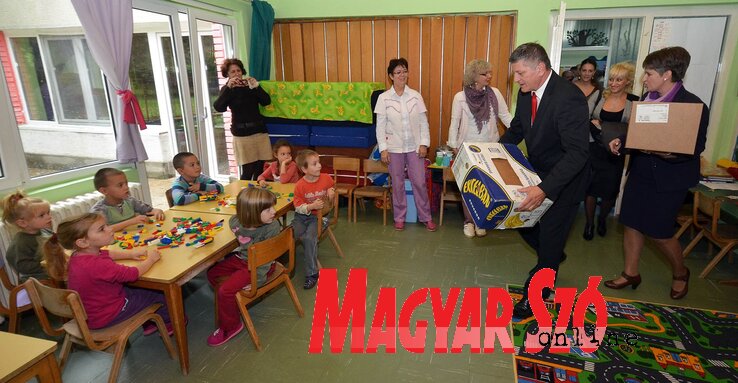 Dr. Grezsa István miniszteri biztos további támogatást ígért a verbászi magyar óvodai csoportnak (Ótos András felvétele) Dr. Grezsa István miniszteri biztos további támogatást ígért a verbászi magyar óvodai csoportnak (Ótos András felvétele)
