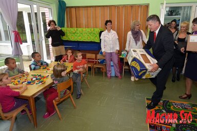 Dr. Grezsa István miniszteri biztos további támogatást ígért a verbászi magyar óvodai csoportnak  (Ótos András felvétele)