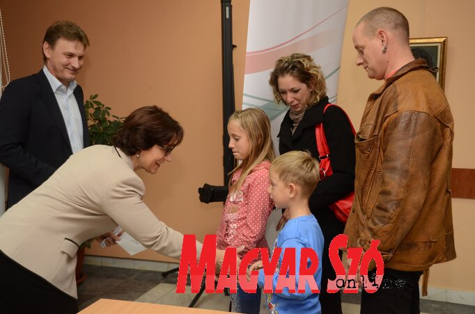 Pirityiné Szabó Judit átadta az első oktatási-nevelési támogatásokat (Molnár Edvárd felvétele) Pirityiné Szabó Judit átadta az első oktatási-nevelési támogatásokat (Molnár Edvárd felvétele)