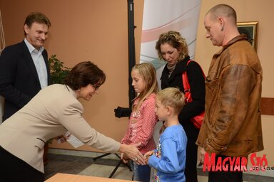 Pirityiné Szabó Judit átadta az első oktatási-nevelési támogatásokat (Molnár Edvárd felvétele)