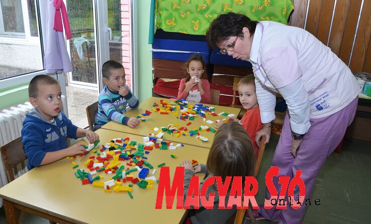 Molnár Ágota óvónő magyarul is és szerbül is beszél a kicsikhez Molnár Ágota óvónő magyarul is és szerbül is beszél a kicsikhez