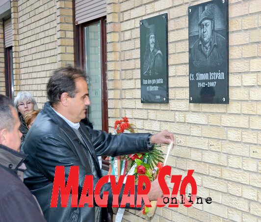 Balázs Ferenc polgármester koszorút helyez el Simon István emléktáblájánál (Gergely Árpád felvétele)