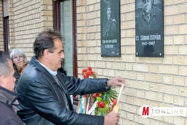Balázs Ferenc polgármester koszorút helyez el Simon István emléktáblájánál (Gergely Árpád felvétele)