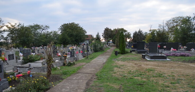 Bal oldalt a magyar, jobb oldalt a szerb sírok (Fotó: Lakatos János)