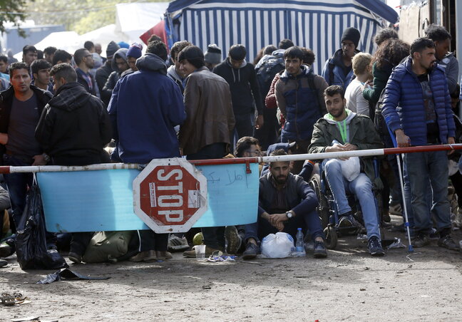 Menekültek várakoznak a horvát–szerb határ szerb oldalán (Fotó: Beta/AP)