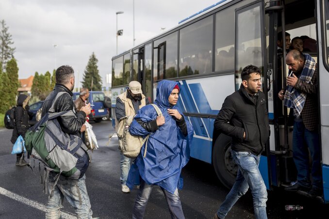 Buszra felszálló menekültek a szlovéniai Hosszúfaluban (Fotó: MTI)