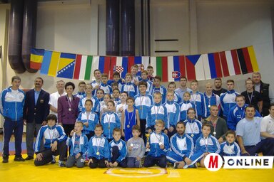 A Potisje birkózói, az alsó sorban középen a serleggel Rekecki Botond