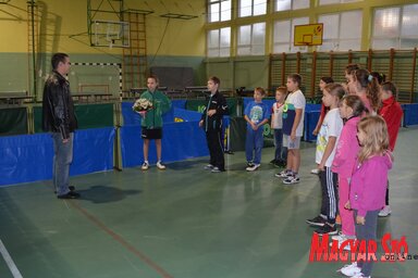 Az alpolgármester virággal lepte meg Katarinát és támogatással a klubot (Lakatos János felvétele)