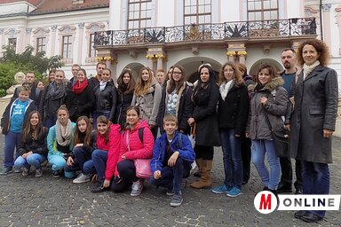 A zentai csoport a Grassalkovich-kastély előtt (Szögi Csaba felvétele)