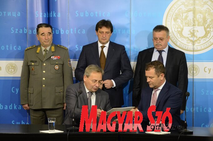 Maglai Jenő Szabadka polgármestere és Jovan Vorkapić, a Vagyonigazgatóság igazgatója írta alá a szerződést (Fotó: Molnár Edvárd) Maglai Jenő Szabadka polgármestere és Jovan Vorkapić, a Vagyonigazgatóság igazgatója írta alá a szerződést (Fotó: Molnár Edvárd)