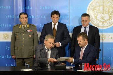 Maglai Jenő Szabadka polgármestere és Jovan Vorkapić, a Vagyonigazgatóság igazgatója írta alá a szerződést (Fotó: Molnár Edvárd)
